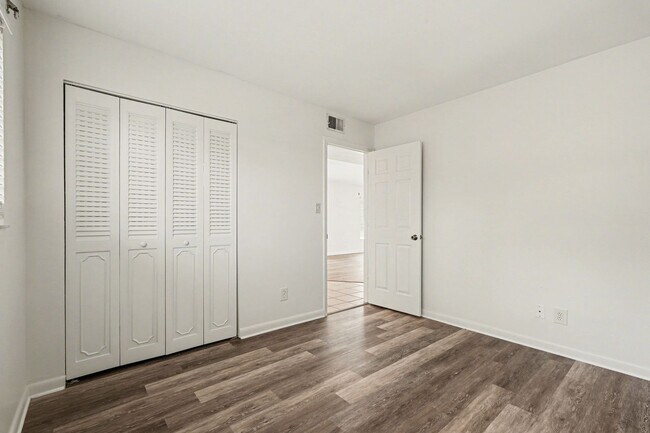 Building Photo - Must see 1st floor, corner unit in St Lucie Gardens.