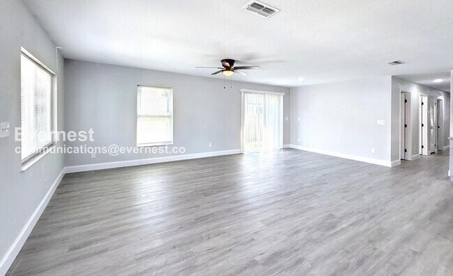 Building Photo - 4 Bed/2 Bath Home with Driveway / Availabl...