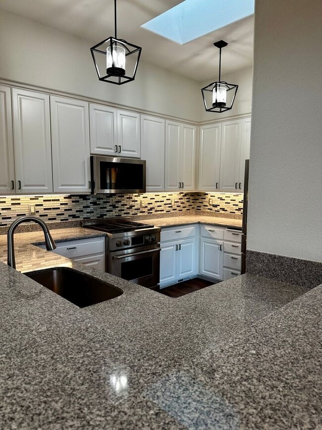 Building Photo - 3 bed 2 bath Well-Maintained Home in Prime...