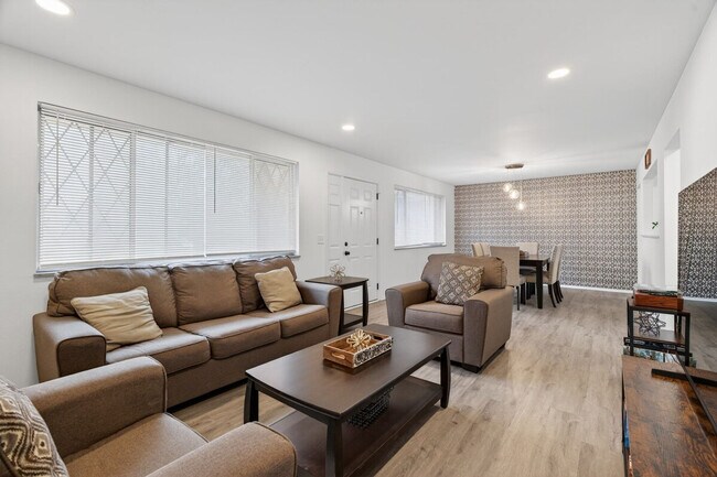 Building Photo - 1545 Reale Ave