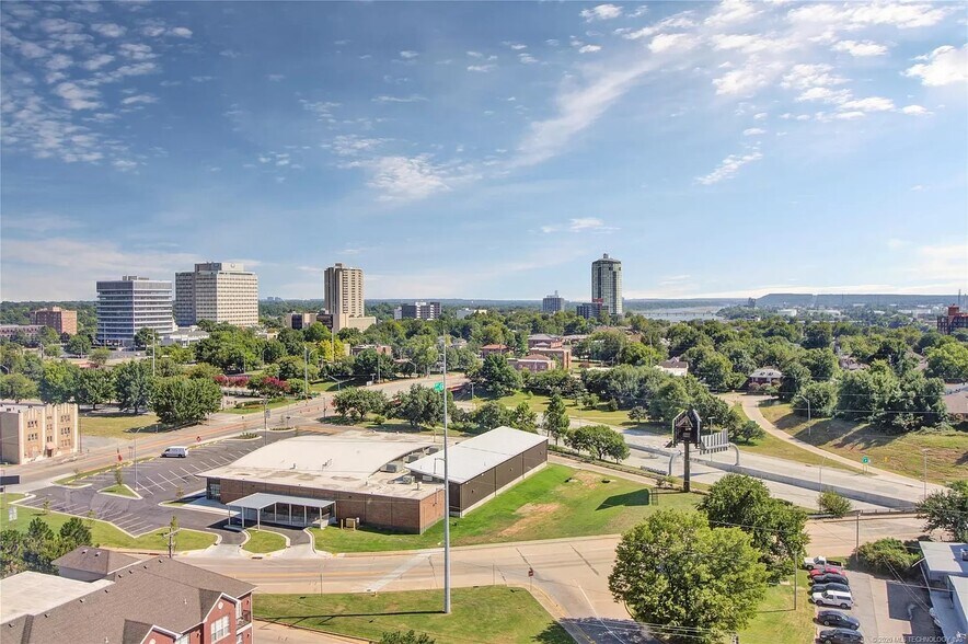 Building Photo - 410 W 7th St #1521