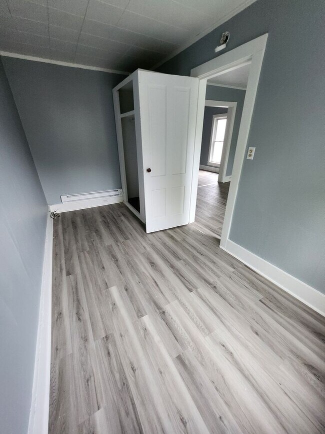 Building Photo - East side 3 bedroom apartment