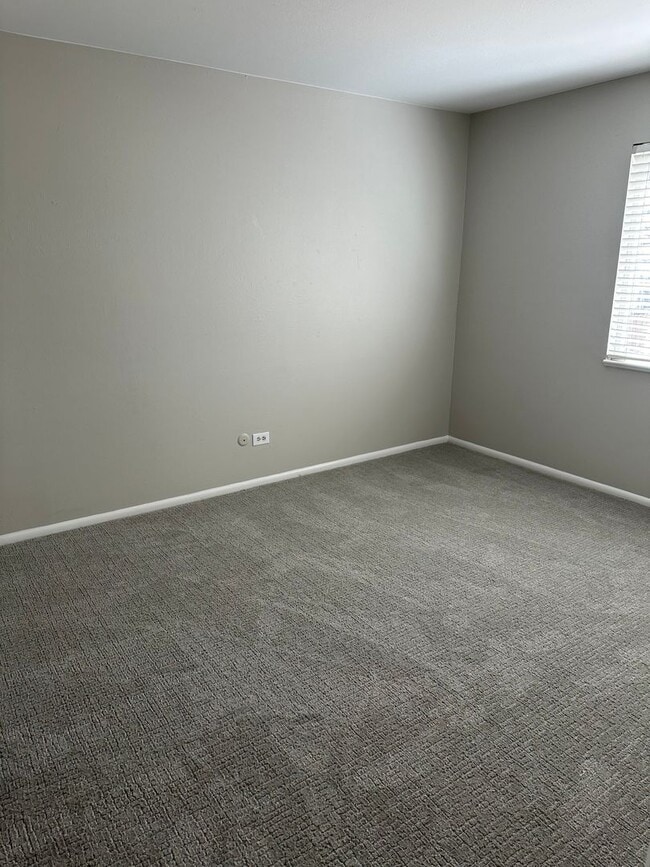 Building Photo - Spacious 3 Bedroom 2 Bath Lakewood Home