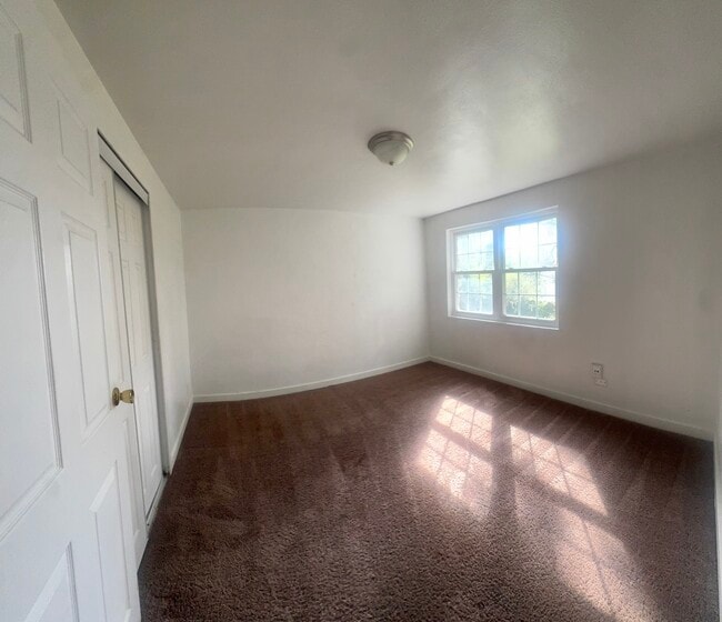 Building Photo - 921 N Prairie Ave