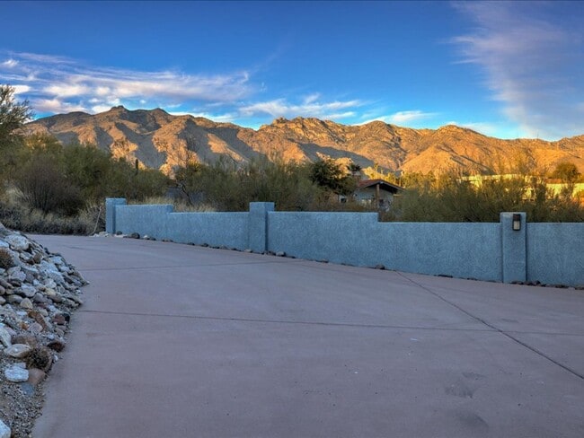 Building Photo - 4 Bedrooms, 3 Bathrooms