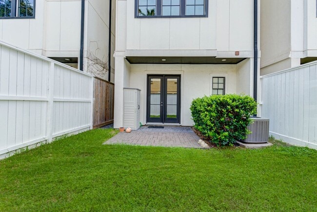Building Photo - Spectacular Home 4 Bedrooms / 4.5 Bathroom...