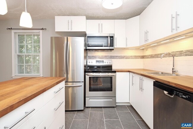 Building Photo - 110 Olinda Dr