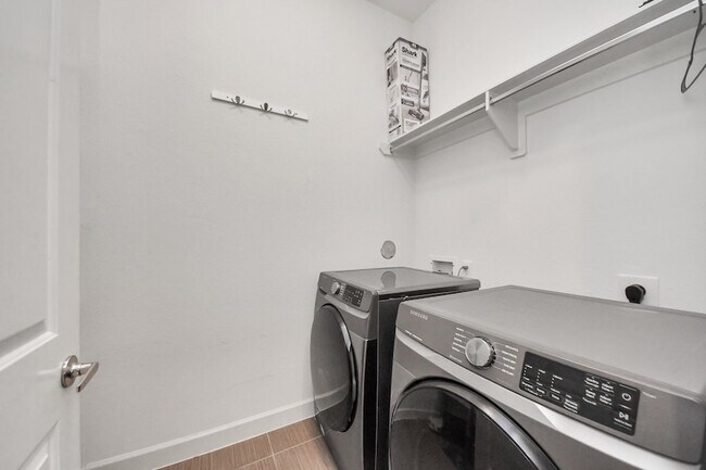 Building Photo - 1403 Delano St