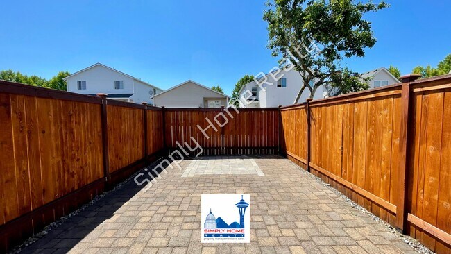 Building Photo - Step Inside To This Spacious & Comfortable 3-Bedroom Home!