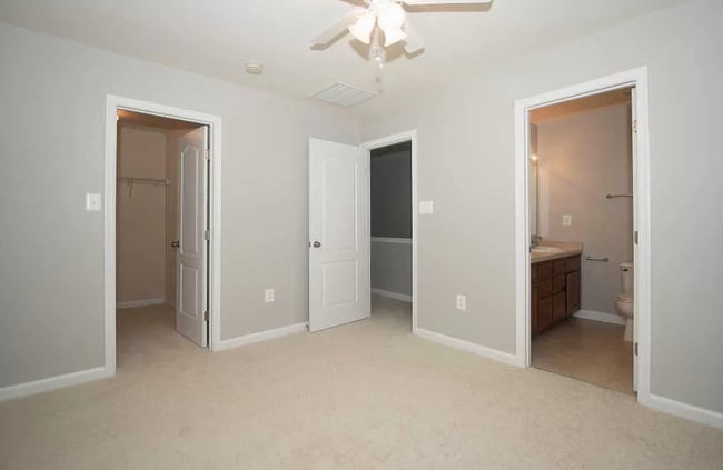 Building Photo - Beautiful End-Unit Townhome in Tanyard Spr...