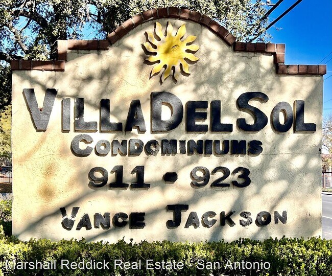 2 br, 1 bath House 923 Vance Jackson Apt... 923 Vance Jackson Rd