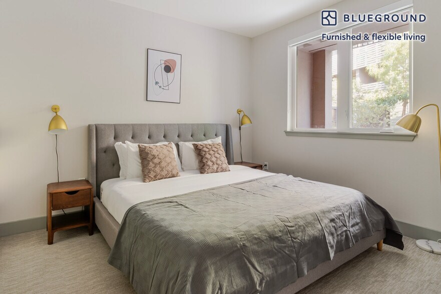 Building Photo - 1800 Lacassie Ave