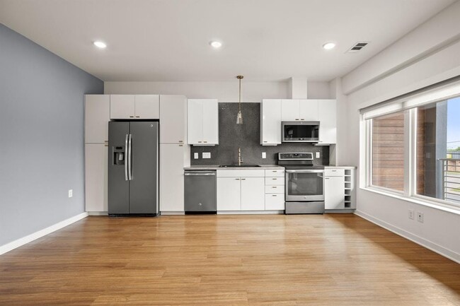 Building Photo - 4361 S Congress Ave