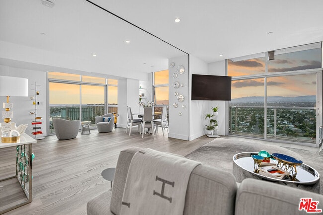 Primary Photo - 13700 Marina Pointe Dr