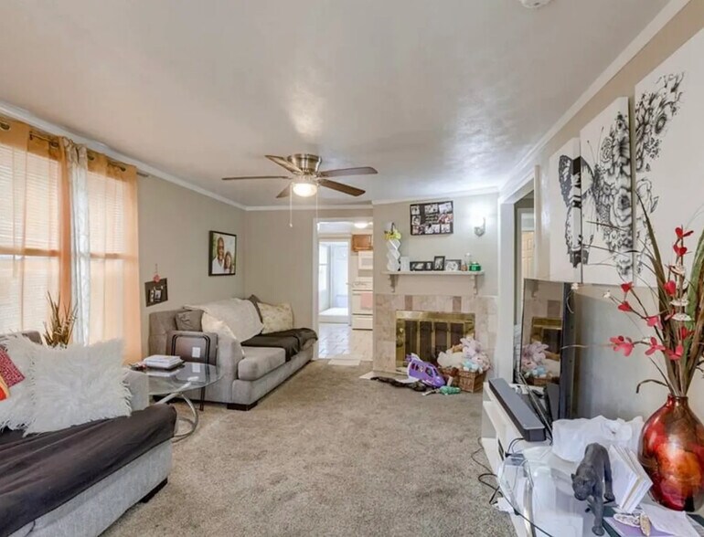 Building Photo - 617 S Lake Dr