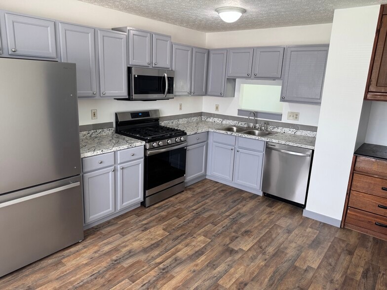 Building Photo - 475 Broadview Ct
