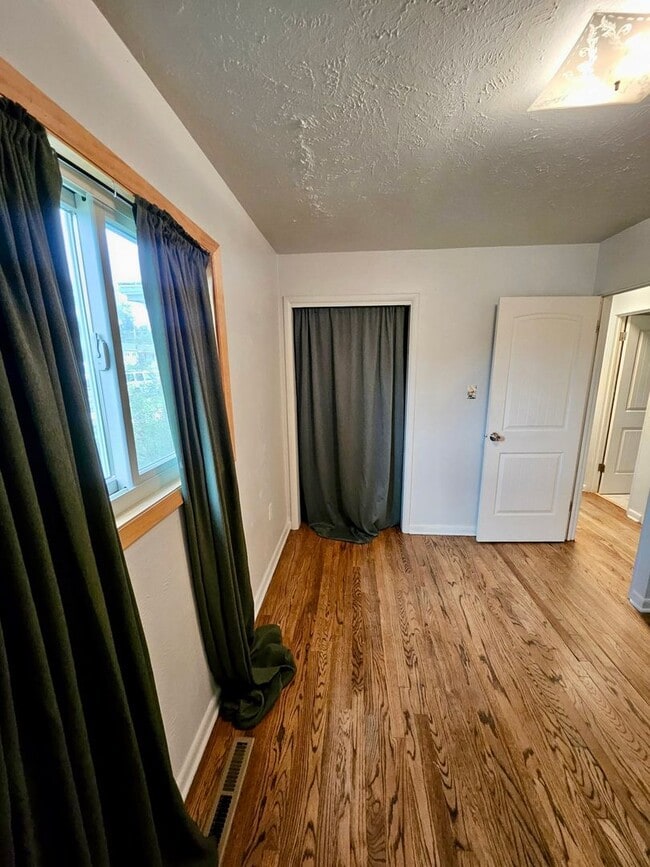 Building Photo - Updated one level ranch home close to UCCS!