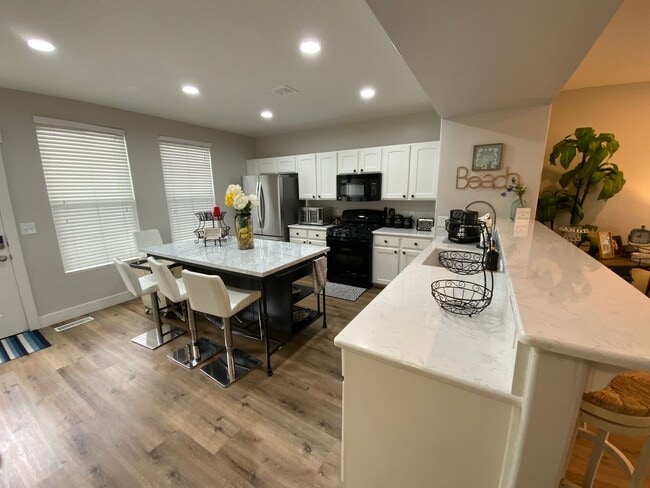 Building Photo - Fully Furnished Townhouse with Lake Views