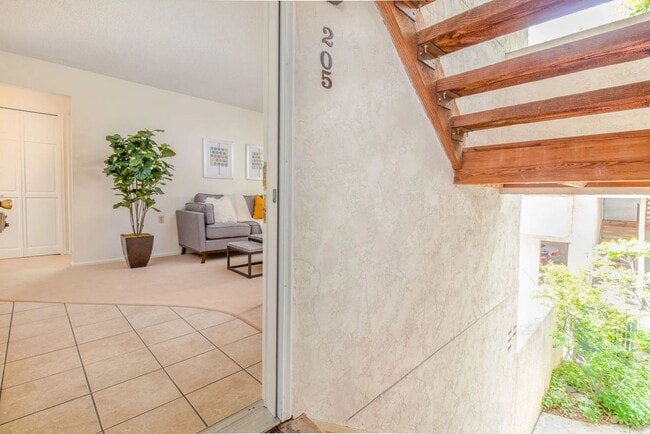 Building Photo - 5625 S Sycamore St