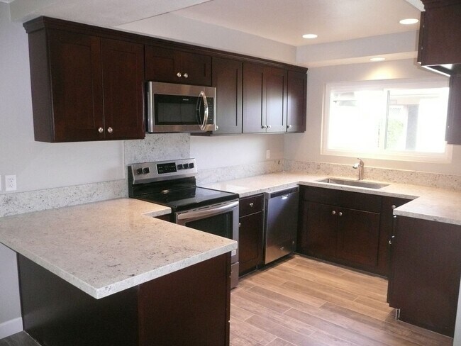 Building Photo - Great 2 bed/2bath in Tustin Villas