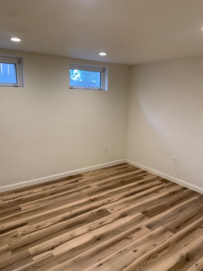 Building Photo - 2 BEDROOMS PLUS 2 BONUS ROOMS, 2 BATHROOM SINGLE FAMILY HOME WITH 1 CAR GARAGE