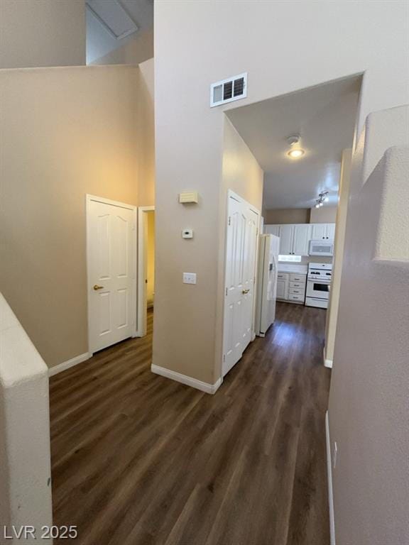 Building Photo - Beautiful property with excellent natural light