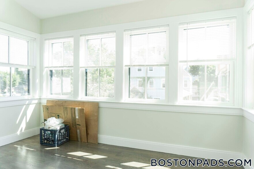 Building Photo - 79 Linden St