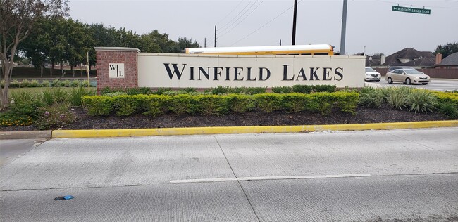 Building Photo - 2702 Golden Hills Ct