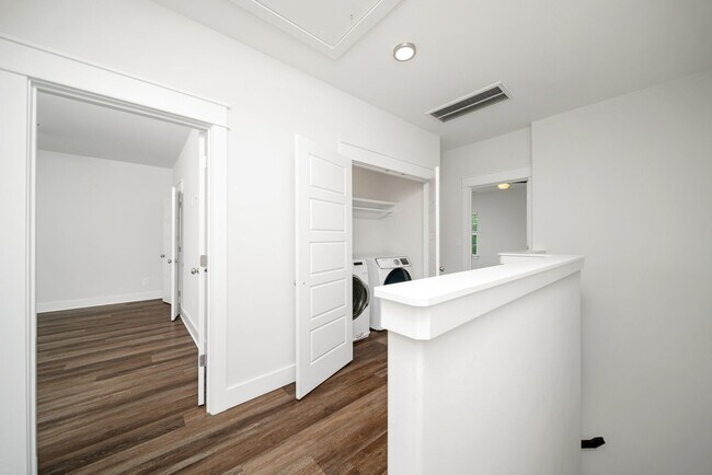 Building Photo - Stunning 2BE/2.5BA townhome next to Percy ...
