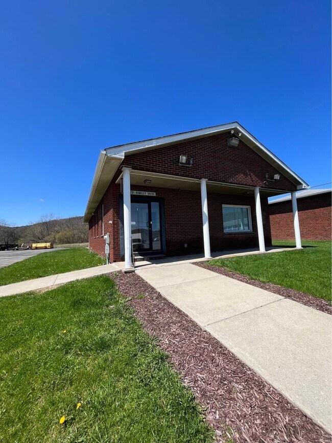 Building Photo - 201 Hinkley Dr