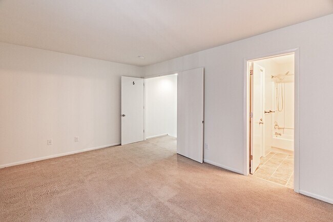 Building Photo - 2 bedroom, 2.5 bath townhome in Pike Creek