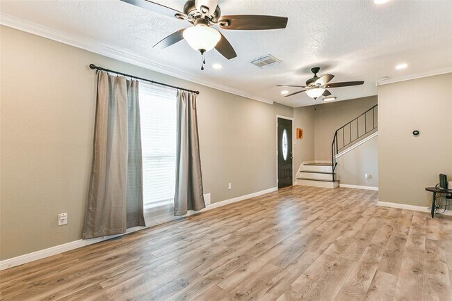 Building Photo - 207 Woodvale Dr