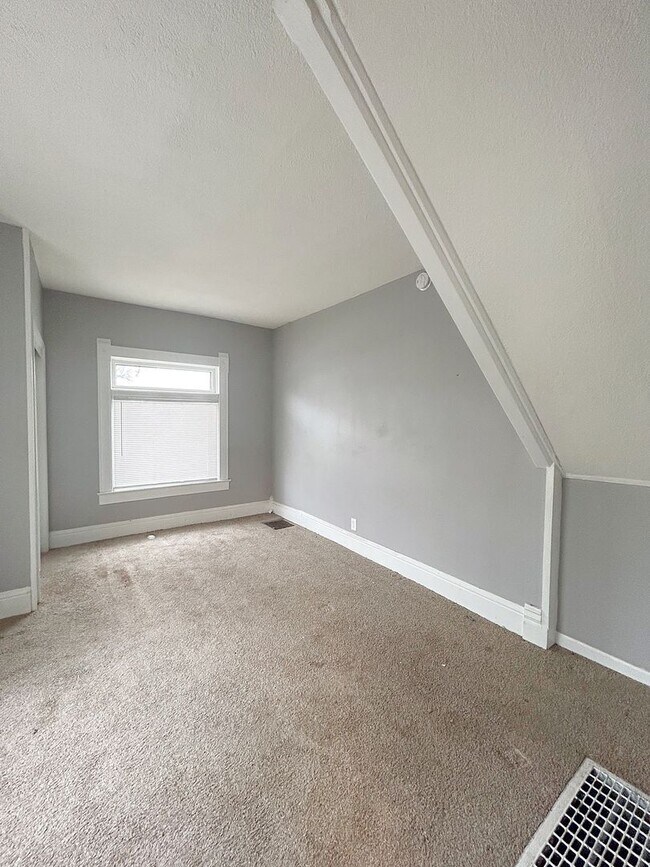 Building Photo - Linwood Corner