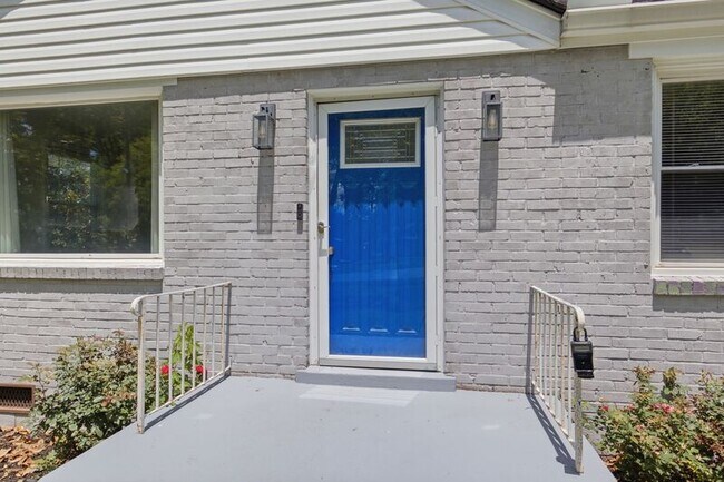 Building Photo - 240 Ridgeway Dr