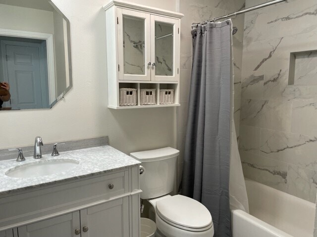 Upstairs Full Bath - 3320 Lochinvar Ave