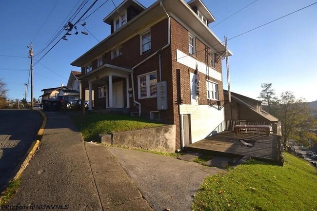 Building Photo - 678 Spruce St