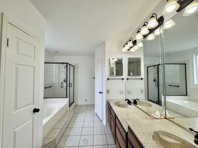 Building Photo - Big 4 Bedroom Home in Stone Oak!