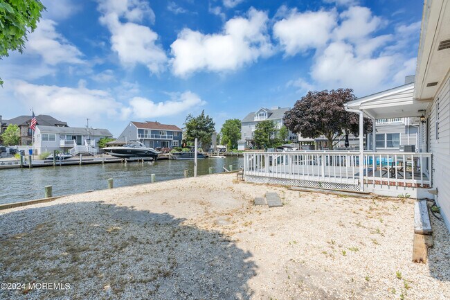 Building Photo - 205 S Shore Dr
