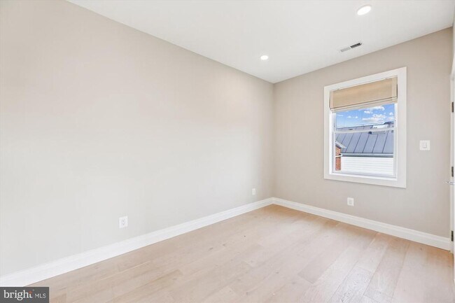 Building Photo - 1102 Staples St NE