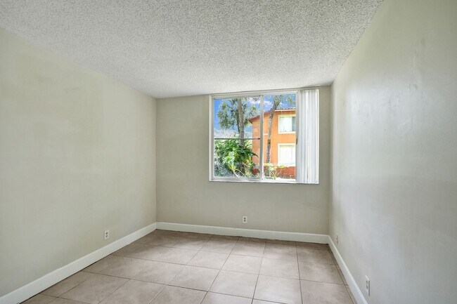 Building Photo - Updated 2 Bed, 2 Bath 1st Floor Condo with Garden Views in Lakes of Jacaranda, Plantation