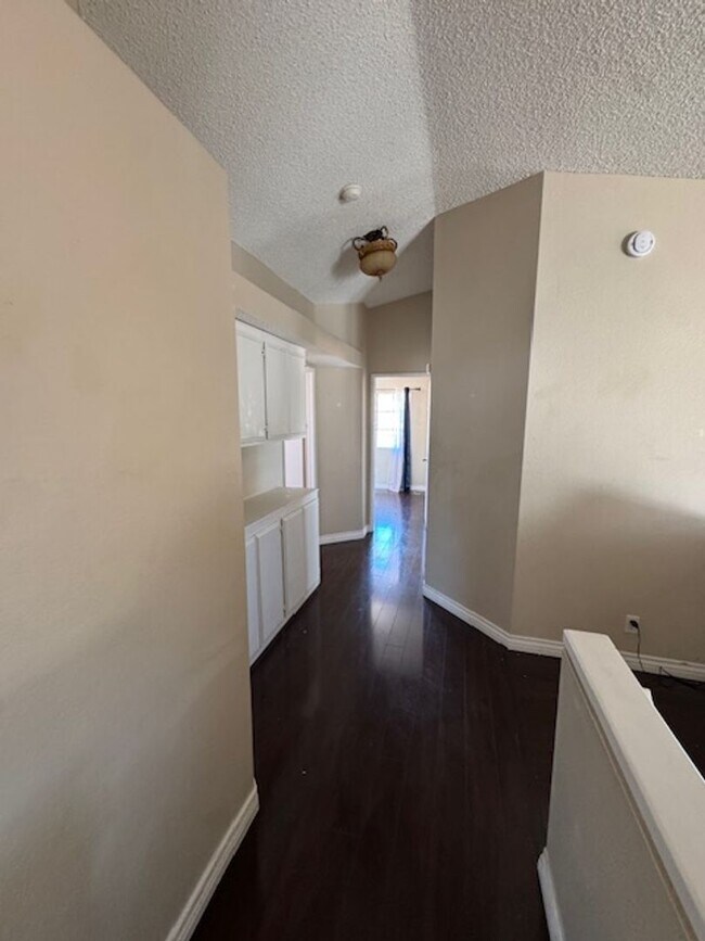 Building Photo - Home in the heart of Lake Elsinore