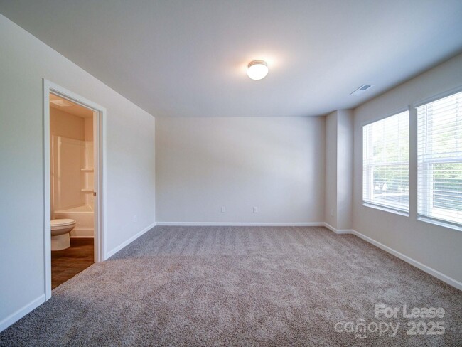 Building Photo - 914 S Battleground Ave
