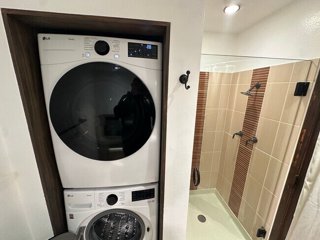 Building Photo - 2Bed/2Bath Corner Condo with Resort Amenities in Playa Del Rey