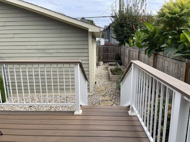 Building Photo - Sweet Spacious Townhome With Finished Base...