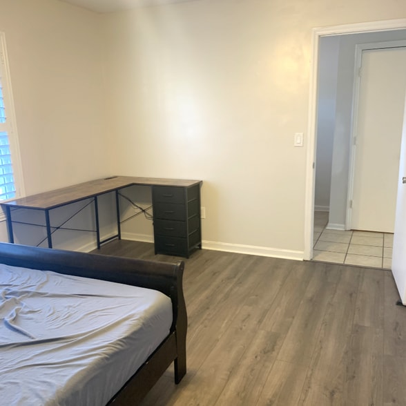 Building Photo - 1200 Zion Dr