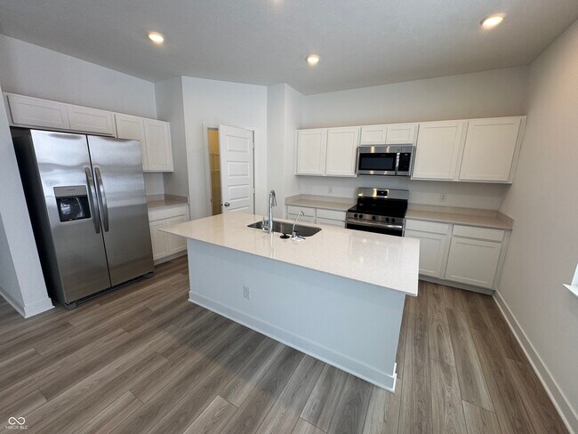 Building Photo - 2945 Grand Rdg Dr