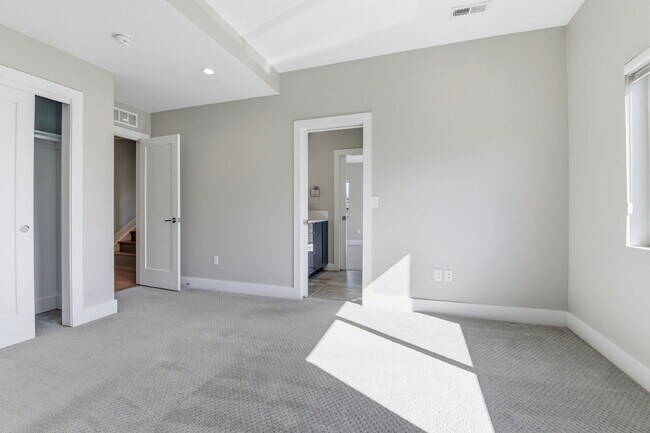 Building Photo - $5,640.95, $300 off the first month's rent, 4 Beds - 5 Bath, Townhouse in Denver with Office!