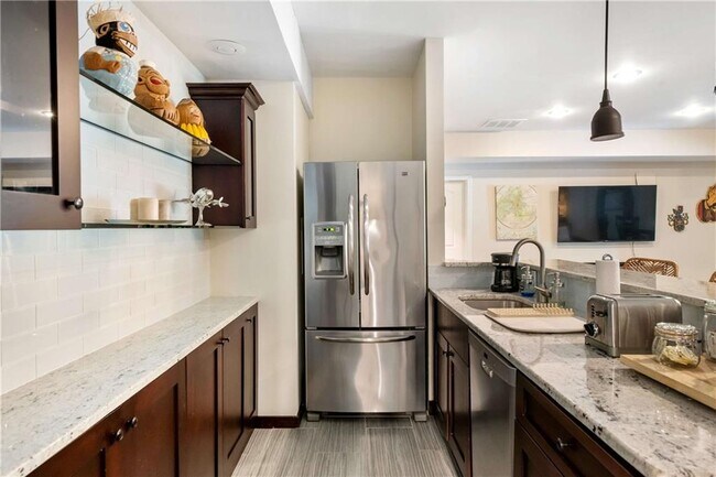 Building Photo - 582 St Charles Ave NE