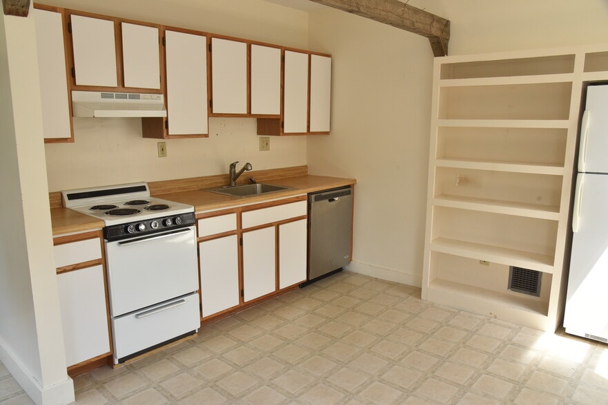 Sunny large eat in kitchen - 166 State St