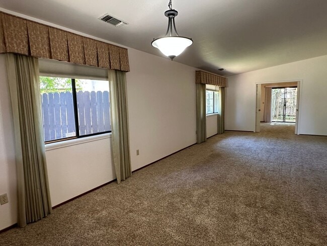 Building Photo - Beautiful 55+ home in Paris Park!